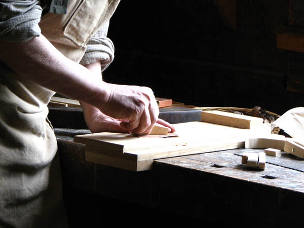 Nacemos de la influencia y formación  heredada en el sector de la <strong>carpintería de madera y ebanistería  en Aranarache.</strong>
